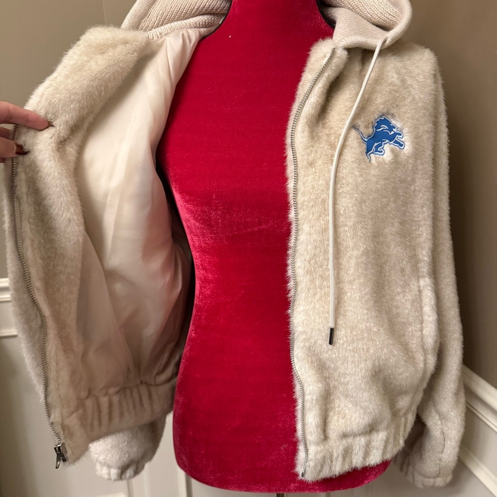 Detroit Lions Faux Fur Jacket with Hood - Picture 8 of 10
